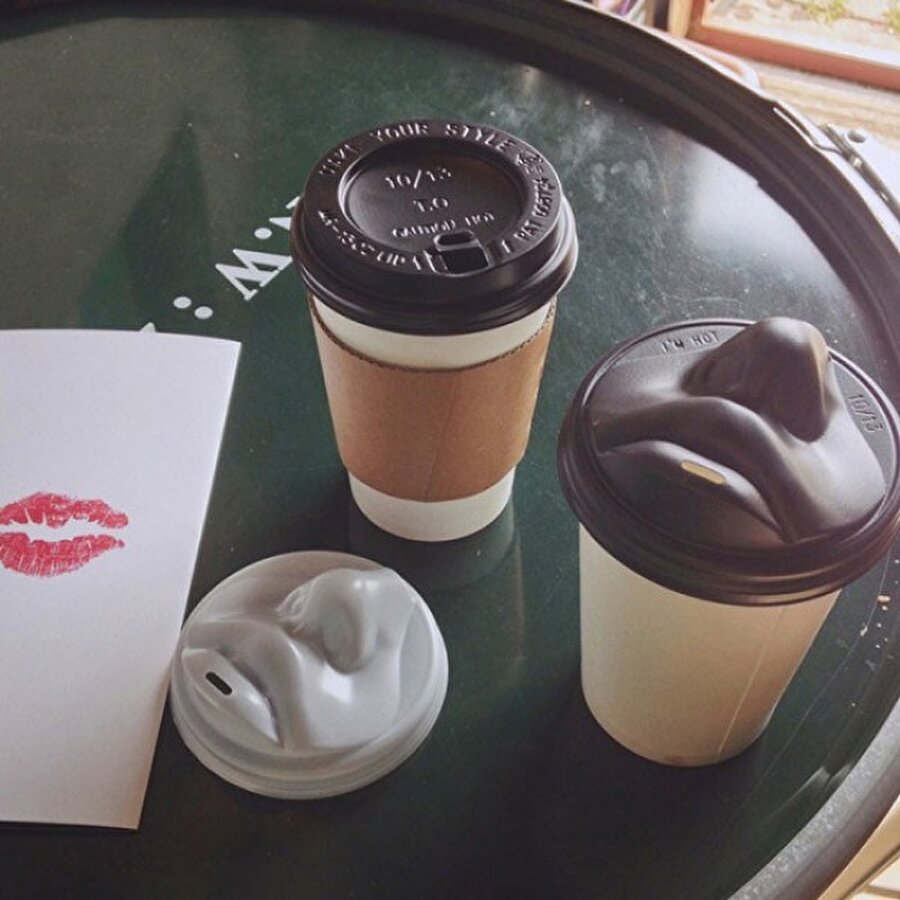 Öpücük atan bardak

                                    Jang Woo Seok'un tasarladığı bardaklar, kahve severlerin dikkatini çekmeye başladı.
                                