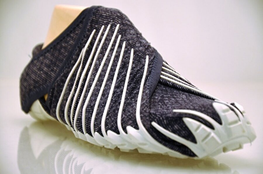 Bez ayakkabıya farklı bir yorum

                                     

 Tasarımcı Masaya Hashimoto, Japon kumaş sarma sanatından esinlenerek ilginç bir spor ayakkabı üretti.

                                