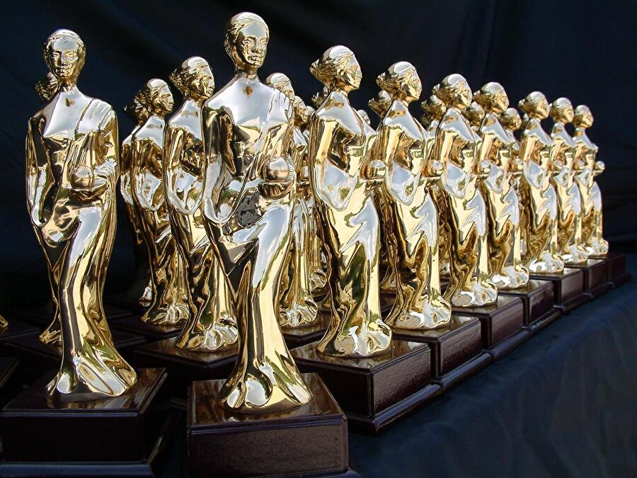 İşte Altın Portakal'da ödüller ve sahipleri:
Yaşam Boyu Başarı Ödülü: Asghar Farhadi

Yaşam Boyu Başarı Ödülü: Harvey Keitel


Sümer Tilmaç Özel ödülü: Abdurrahman Öner


İzleyici ödülü: 'Açık Kapı'
