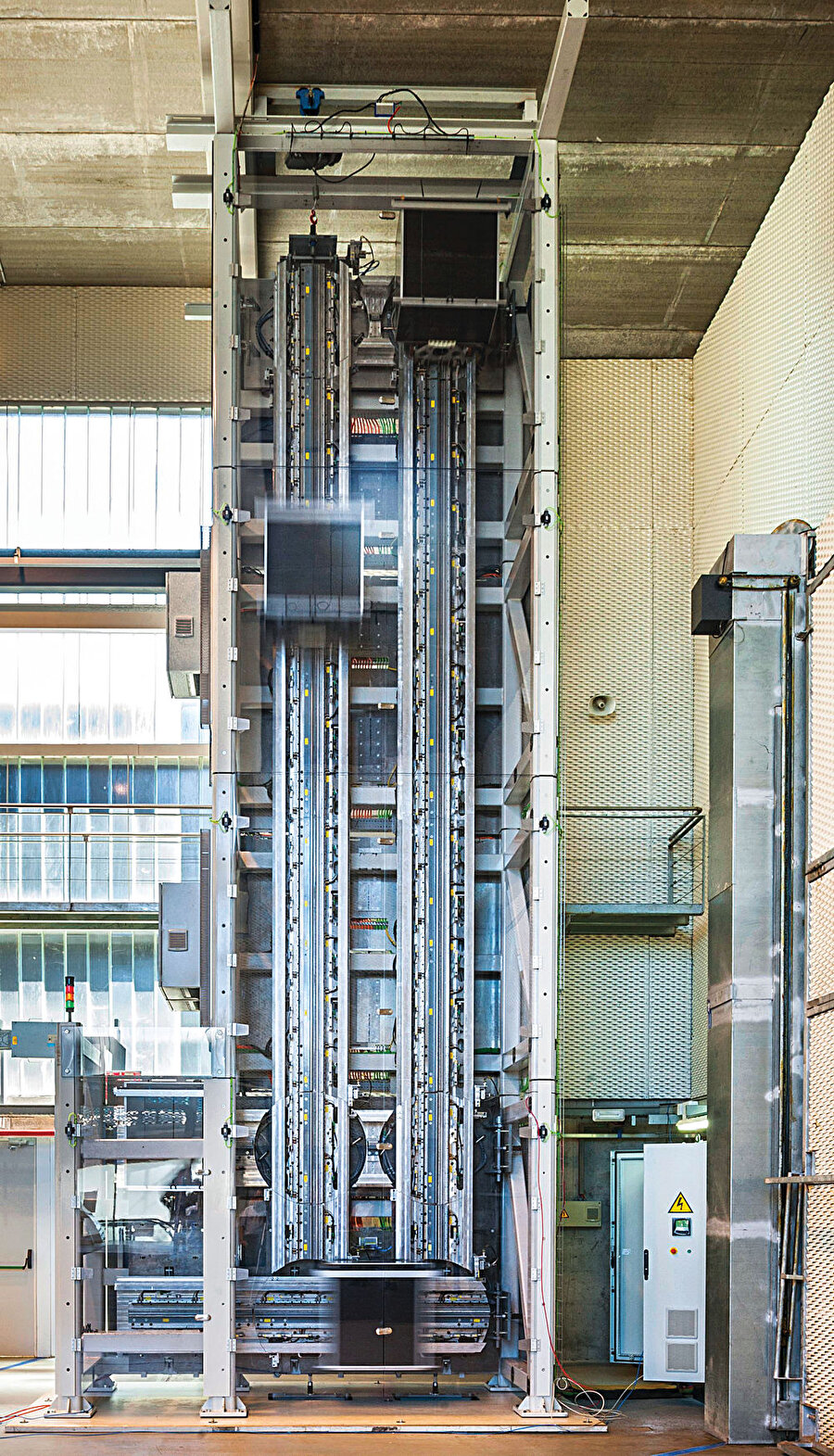 Multielevator - Her yöne gidebilen asansör

                                    Bu asansörler sadece dikey bir şekilde değil aynı zamanda yatay ve çapraz olarak da hareket edebiliyor. Amaç: Asansörlerin kapladığı alanı azaltmak ve sınırlarını genişletmek.
                                