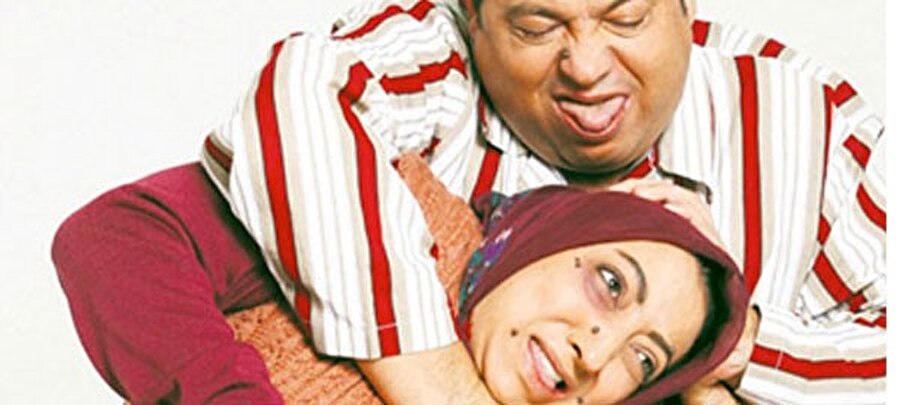 Kakılmış 

                                    Kakılmış karakteri, eşinden sık sık dayak yiyen bir kadının hayatını anlatıyor. Para kazanmak için evlere temizliğe giden kakılmış, kahveden çıkmayan eşi için çalışıp her gün dayak yemeye maruz kalıyor.
                                