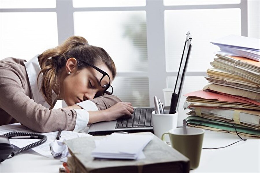Bilgisayar başında uyuklama işlemi başarıyla tamamlandı
Yazmak, hayatınızın her anında var olduğundan uykuya bile ayıracak vakit bulamadığınız zamanlar olur.