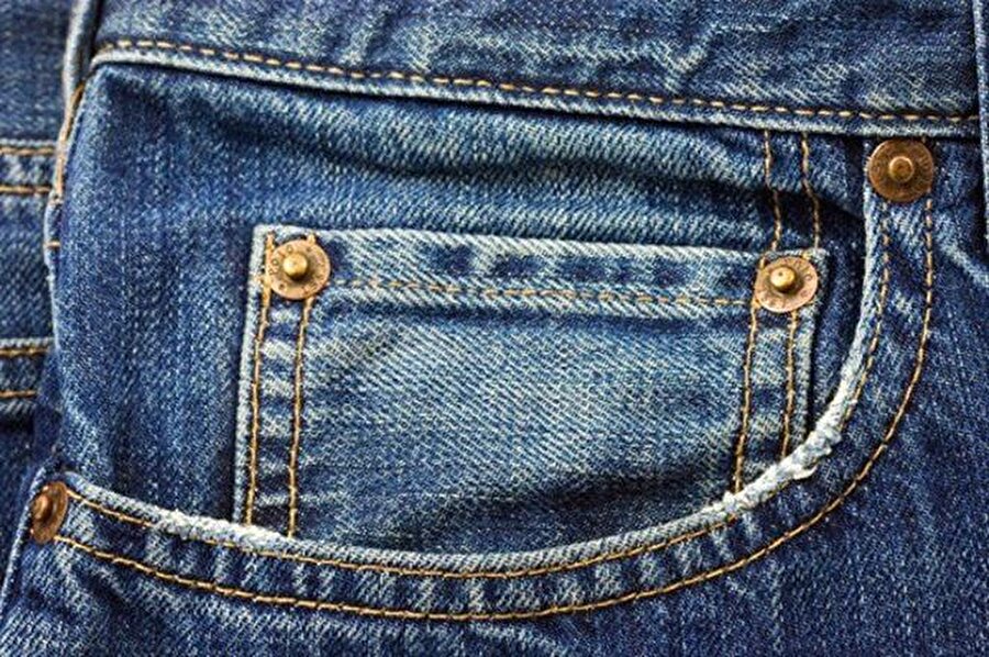Kot pantolonlardaki küçük cep

                                    Bu ufak cebin çakmak ya da bozuk para için tasarlandığı öne sürülüyor ancak gerçek biraz farklı. Bu cep aslında köstekli saatler için yapılmış.
                                