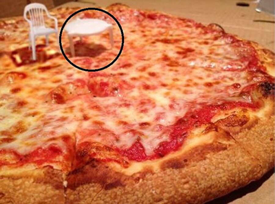 Pizza kutusundaki beyaz plastik 

                                    Hakkında birçok rivayet bulunan bu plastik nesnenin amacı aslında çok basit. Pizza kutusunun kapağının pizzaya temas etmemesini sağlamak.
                                