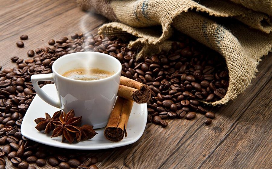 
                                    AA muhabirinin Türkiye İstatistik Kurumu (TÜİK) verilerinden yaptığı derlemeye göre, Türkiye'nin, son yıllarda ithal kahve, kahve esans ve konsantrelerine yönelik ilgisi dikkati çekti. 2011-2015 döneminde 136 milyon dolarlık kahve ihraç eden Türkiye, kahveithalatına aynı dönemde 1 milyar 12 milyon dolar ödedi. İthal kahvenin 2011 yılında 179,4 milyon dolar olan faturası, aradan geçen 5 yılda yüzde 42 artarak 2015'te 255 milyon dolara yükseldi.
                                