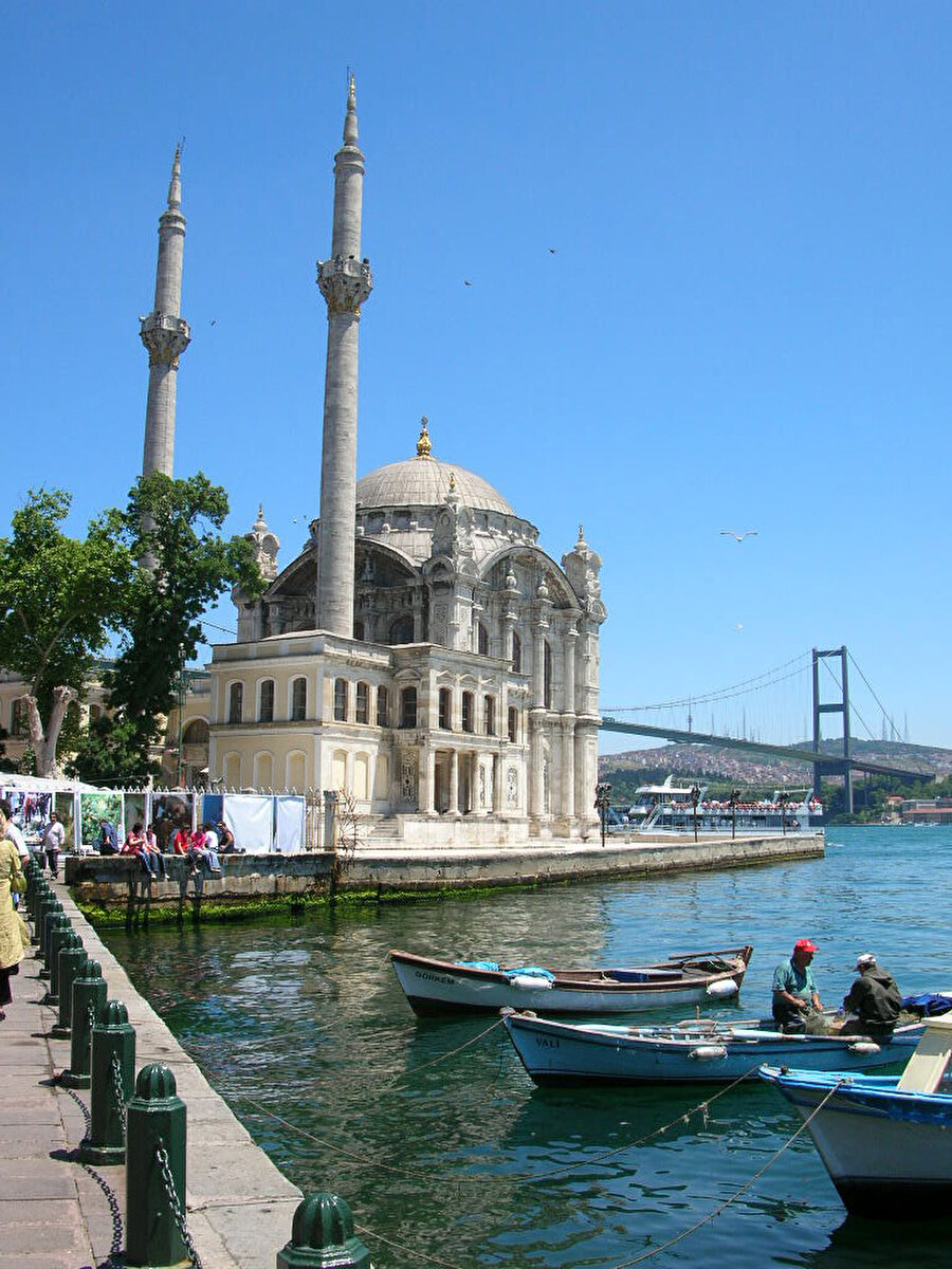 Beşiktaş

                                    Avrupa yakasında bir ilçe olan Beşiktaş'da özellikle Ortaköy kısımlarına ilerlediğinizde denizi ve yeşili iç içe bulabileceğiniz güzel yerleri bulabilirsiniz.
                                