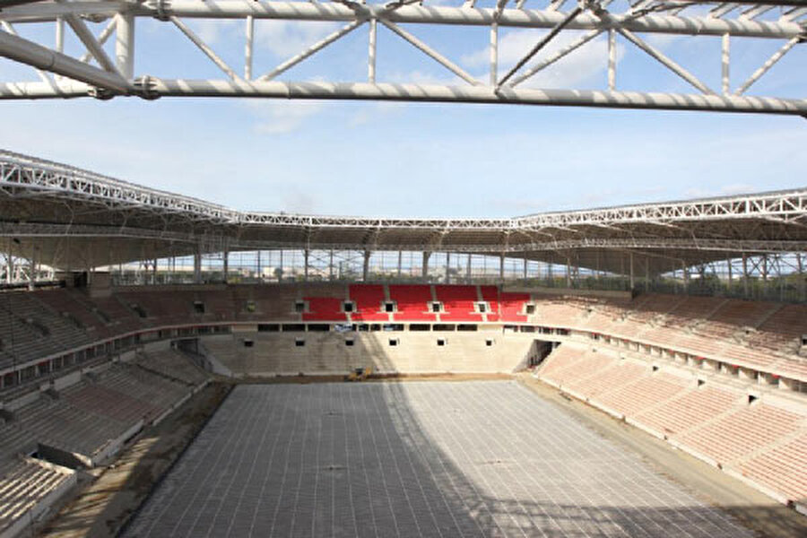 Samsunspor
Yeni 19 Mayıs Stadı, UEFA kriterlerine uygun bir anlayışla inşa edildi. Samsunspor'un maçlarını oynayacağı stadın sezonun ikinci yarısında açılması bekleniyor. 