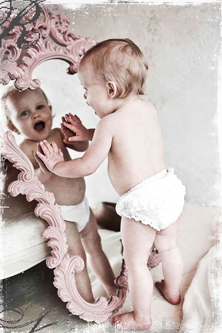 Gözünüzden ayırmayın
Bebeklerin kendilerini tanımaları için aynalar çok önemlidir. Uzmanlar, bebeklerin ilk oyuncakları arasında kırılmaz aynaların bulunması gerektiğini tavsiye ediyor. Bebekler ilk adımlarını atmaya başlar başlamaz aynaların yolunu çabuk öğrenebilirler. “Ayna duvara sabitlendi bir şey olmaz” düşüncesine kapılıp bebeğinizin ayna ile oynamasına müsaade ediyorsanız, elinde bir şey olup olmadığını kontrol edin. Bebekler bir şeylere vurmayı çok sever. Elindeki sert cisimle aynaya vuran bir bebek, yaptığı hareketin ne gibi bir sonuç doğuracağını haliyle bilmez. 