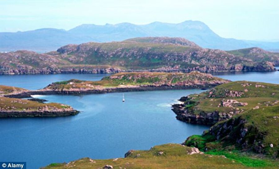 
                                    Gözde tatil mekânlarından olan Tanera Mor isimli ada, İskoçya anakarasının 1.5 mil (2.4 kilometre) kuzey batısında bulunan Summer isimli küçük takımadanın en büyük adası. Doğal güzelliklerle dolu adada sarp falezler kıyı boyunca tıpkı bir dantel gibi uzanıyor.
                                