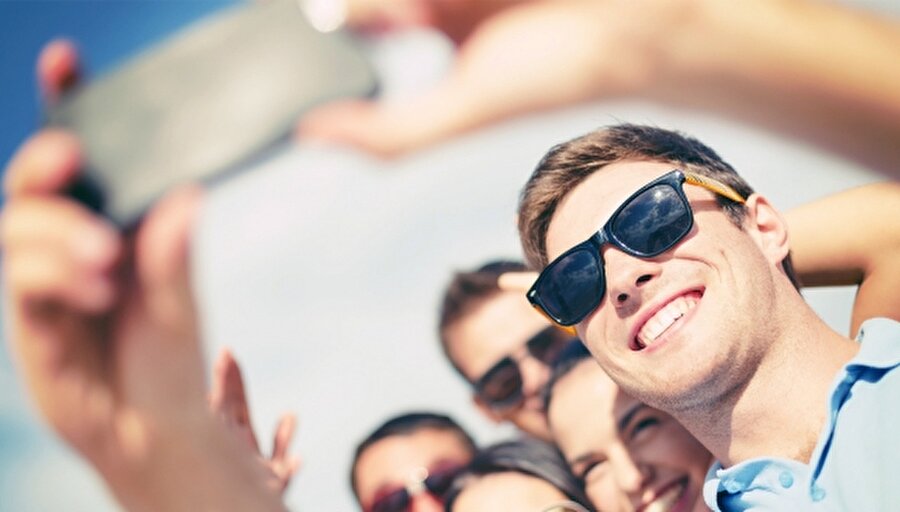 Başka bir araştırma ise selfie şeklinde sık sık kendi fotoğraflarını paylaşanların genellikle daha narsist ve psikopat özellikleri olduğunu, kendi fotoğraflarında ufak tefek dijital düzeltme yapanların özsaygısının az olduğu sonucuna varmıştı.