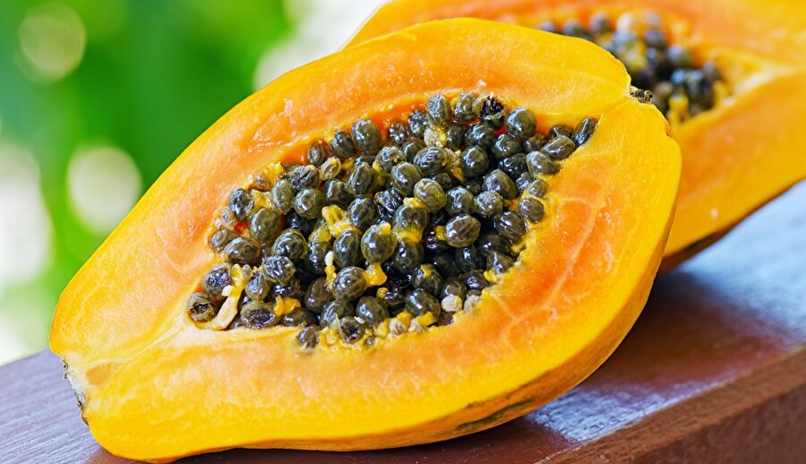 Papaya
Tropikal meyve olan papaya 185 miligram C vitamini içerir. Günlük ihtiyacın 2.5 katı.