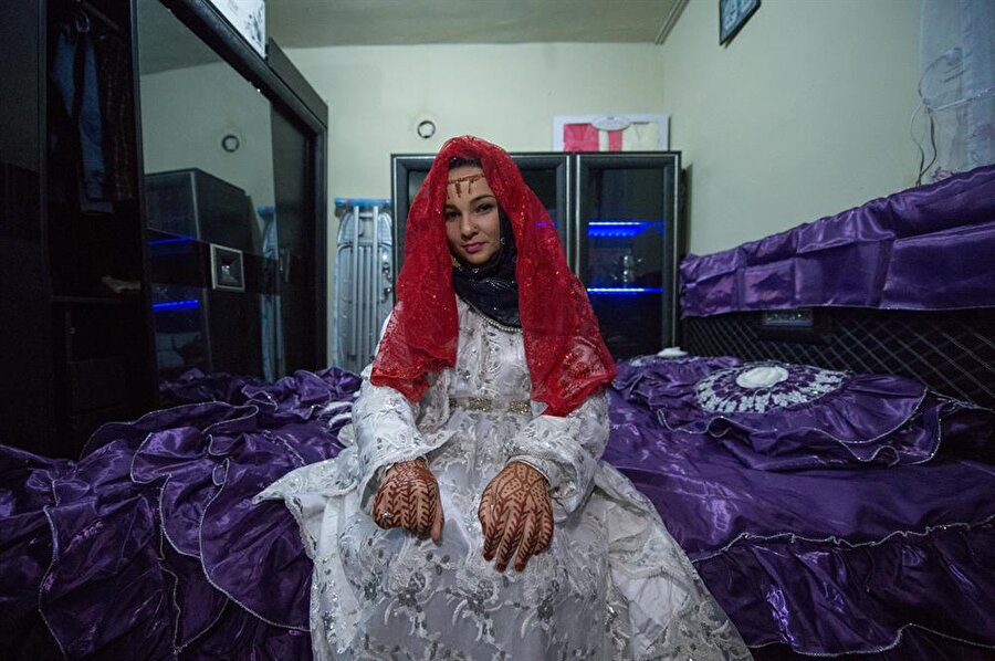 Hikayeleriyle Sermiyan Midyat'ın "Ay Lav Yu" filmini anımsatan Soler ailesinin tek çocuğu Sara ve 10 çocuklu Budak ailesinin çiftçi oğlu Mahmut, uzun süren uğraşların sonunda evlendi.
Harran'a bağlı Erdemli Mahallesi'nde aile arasında gerçekleşen düğün töreninde Arapça müzikler eşliğinde, eline kına yakılan genç kız, gelinlik yerine yöresel kıyafetler giydi.
Şaşkınlığının yanı sıra mutlu olduğu gözlenen Brezilyalı gelin, konuşarak anlaşamadığı aile bireyleriyle vücut diliyle iletişim kurmaya anlaşmaya çalıştı.