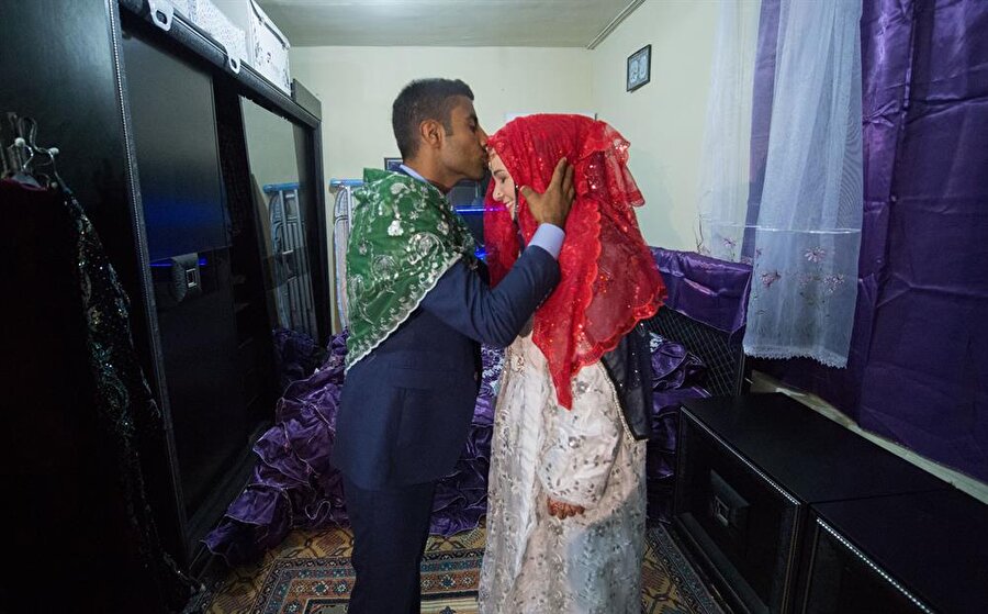 Damat Mahmut Budak, yaptığı açıklamada, uzun ve zahmetli bir sürecin ardından nihayet mutlu sona ulaştıklarını belirtti.
Başlarda internetten çeviri programları sayesinde iletişim kurabildiği Soler'le şimdi daha iyi anlaşabildiklerini ifade eden Budak, heyecanlı olduklarını dile getirdi.
Budak, eşini mutlu etmek için uğraşacağını vurgulayarak, şunları kaydetti:
"Bugün bizim en mutlu günümüz, Allah'a şükür istediğimiz oldu ve evlendik. Düşündükçe hayal gibi geliyor inanamıyorum, önceden 'böyle olacak' deselerdi inanmazdım. Ama tüm sıkıntılarımız artık bitti. Eşimle birbirimizi çok seviyoruz, bu sevgi her şeyi yendi. Çok bir şey konuşamıyoruz ama Sara buraya alıştı ve hiç gariplik yaşamadı, o yüzden daha da mutluyuz. Kendisi zaten buraya bunun için geldi, orada dinini yaşamakta sıkıntı çekiyordu, başını örttüğü için insanlar yadırgıyordu. Rabbim mutluluğumuzu daim etsin inşallah."