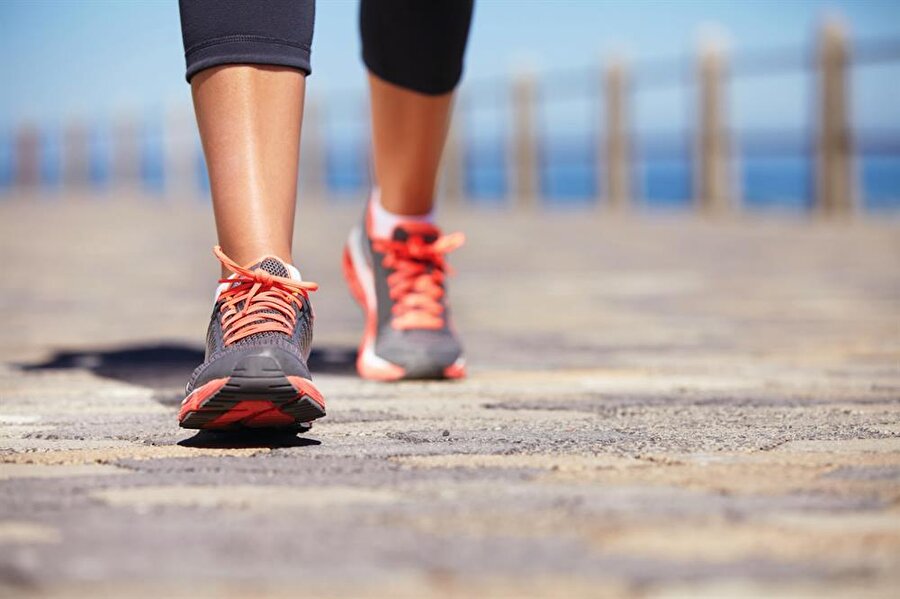Mutlaka aktif olun

                                    Düzenli spor yapma imkanınız yoksa dahi, gün içinde mutlaka yürüyüş yapmaya çalışın.
                                