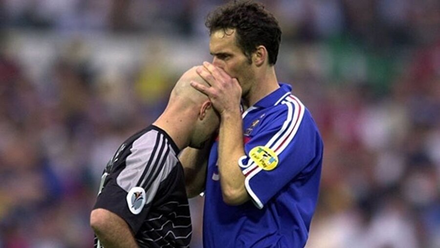 Fransa Milli Takımı

                                    Fransa Milli Takımı oyuncuları 1998 Dünya Kupası'nda oynadıkları her maçtan önce kaleci Barthez'in kafasını öperdi.
                                