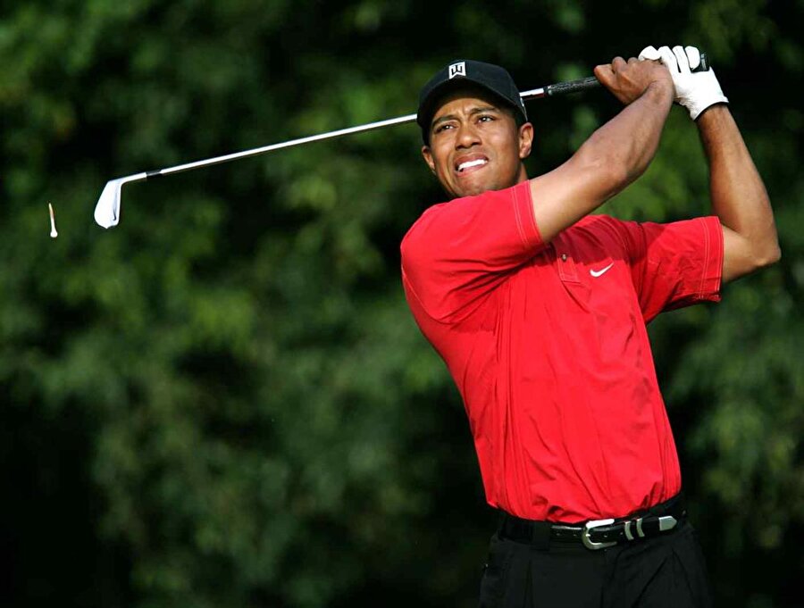 Tiger Woods

                                    Efsanevi golf oyuncusu, pazar günü oynadığı maçlarda uğuruna güvendiği için kırmızı tişört giyerdi.
                                