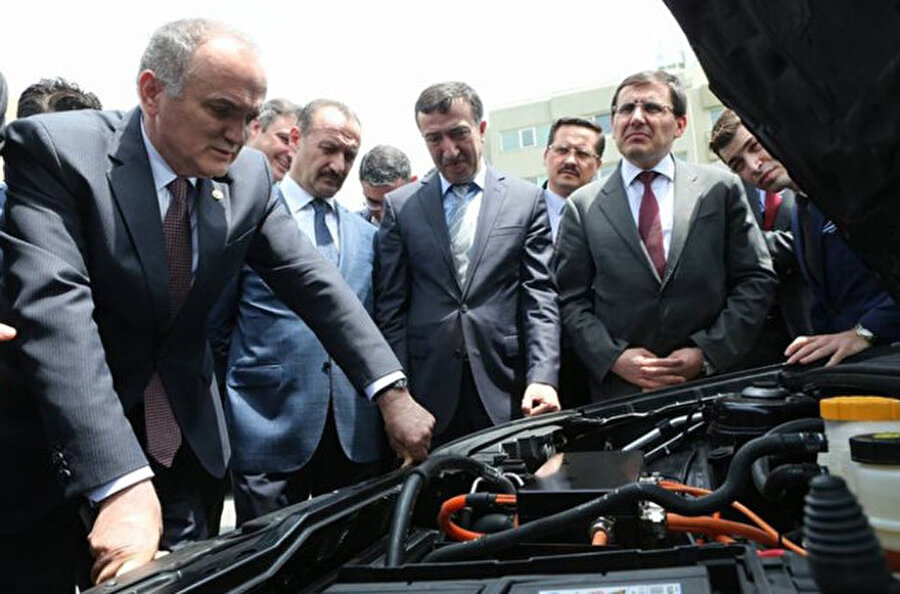 "Otomatik pilot özelliği de olacak. Var olan teknolojileir uygulayacağız. Aynı zamanda yeni teknolojileri de uygulayacağız. İddialı bir araç oluşturuyoruz. Büyük bir ekip halinde bu çalışmaları yürütüyorlar. Bir tanesi tam elektrik, bir tanesi hem menzil uzatıcı, bir tanesi Sedan, bir tanesi de Hatchback."