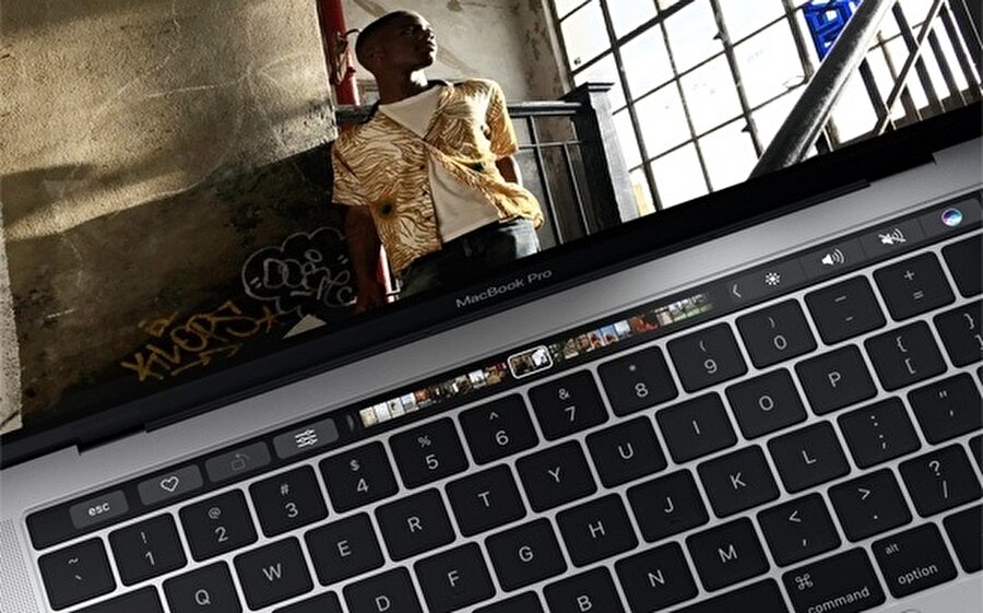 Yeni MacBook Pro'nun ekranında da iyileştirmeler göze çarpıyor. Phil Schiller, tanıtım etkinliğinde yeni cihazların ekranının %67 daha parlak, %67 daha yüksek kontrast değeri ve %25 daha renkli olduğunu ifade etti. Böylece görüntülerin daha doğal ve daha canlı görüneceği belirtiliyor.