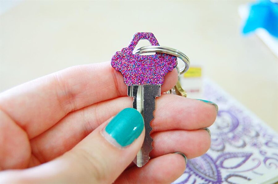 Çare bulundu

                                    Anahtarlığınızdaki, anahtarları karıştırma derdine çözüm buldunuz. Anahtarlarınızı ayırt edebilmek için farklı renklerde boyayabilirsiniz. 
                                