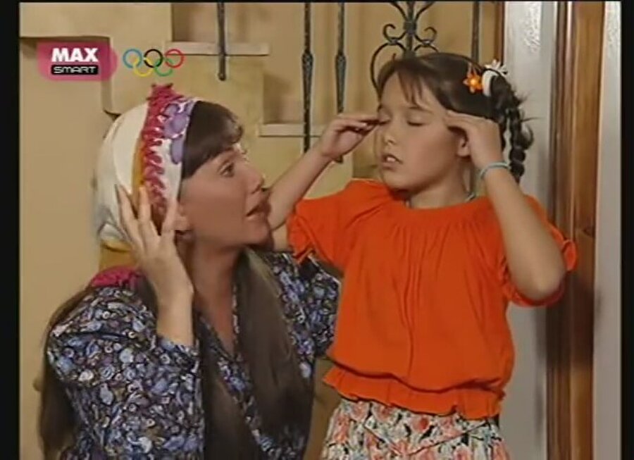 Bücür Cadı
Sezer Güvenirgil ve Merve Erdoğan'ın başrollerinde oynadığı dizi, 90'lı yıllarda yayınlandı.