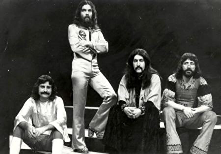 Barış Manço - Harmoniler / Kaygısızlar / ... Ve / Kurtalan Ekspres
İlk grubu Harmoniler ile kariyerine başlayan Manço, sonrasında eğitimi için gruptan ayrıldı. Döndüğünde ise Kaygısızlar serüveni başladı. 1969 yılında da bu serüveni sona erdi ve "...Ve" adıyla tanınan yeni bir grup da yer almaya başladı fakat buradan da sağlık sorunları sebebiyle ayrılmak zorunda kaldı. Sonrasında Kurtalan Ekspres dönemi geldi. Hem grup hem de solo kariyeri bir devam etti. Fakat bu grup da maalesef dağılma gerçeğinden kurtulamadı.