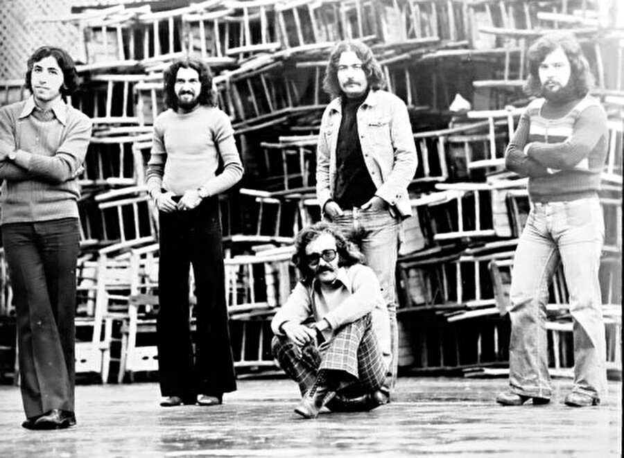 Cem Karaca - Apaşlar / Kardaşlar / Moğollar / Dervişan / Edirdahan
Apaşlar grubuyla yolculuğuna başlayan Karaca, sonrasında kurduğu Kardaşlar grubu ile yoluna devam etti. Bu grup ile çıkışını sürdüren sanatçı, sonrasında kendi kurduğu gruptan Moğollar grubuna transfer oldu. Hem grup hem de kendisi adına çok iyi geçen bir dönem de yaşanan bazı durumlardan ötürü Karaca bu gruptan da ayrılma kararı aldı ve Dervişan adlı grubu kurdu. 4 yıllık bir sürecin ardından ise gruptan ayrıldı ve Edirdahan adlı grubu kurdu. Bu grup son müzik grubu çalışması oldu.