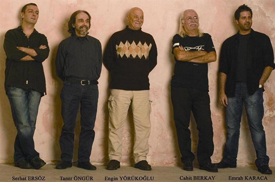 Cahit Berkay / Moğollar
Solo başladığı kariyerini Moğollar grubu ile sürdürmüş, '78 yılında grup dağılınca solo kariyeri ile devam etmiştir. Fakat grup '93 de yeniden kurulunca Berkay solo kariyerine yeniden grup çalışmasını da eklemiş oldu. Film müzikleri de besteleyen Berkay, 94'den bu yana Moğollar kariyerine devam ediyor.