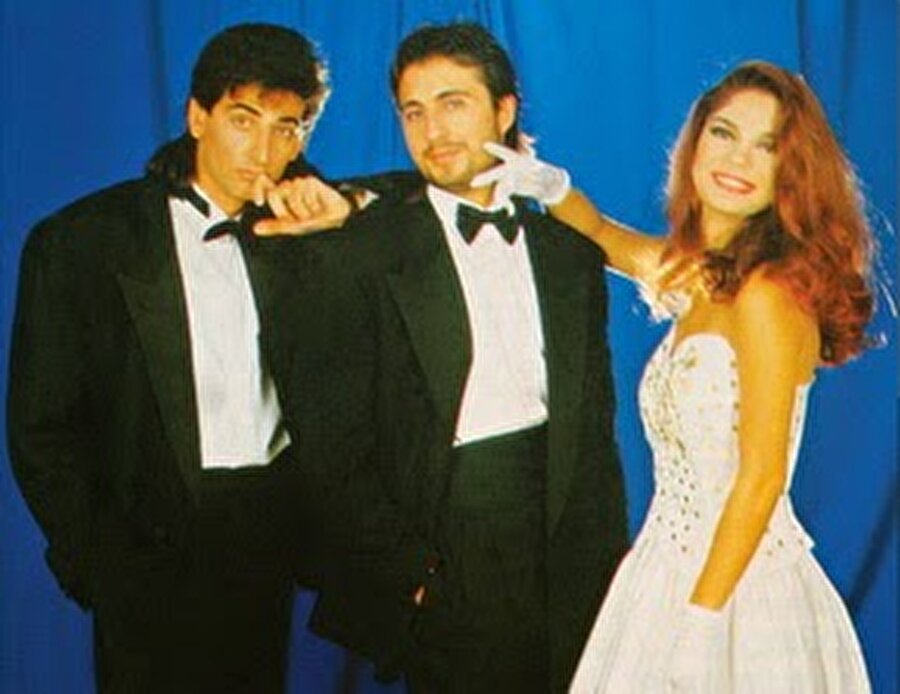 Çelik Erişçi / İzel - Çelik - Ercan
90'lı yılların popüler gruplarından olan ve başarılı işlere imza atan grubun dağılma sürecini başlatan Çelik oldu. Grup ise yoluna 2 kişi devam etti fakat sonrasında tamamıyla dağıldı.