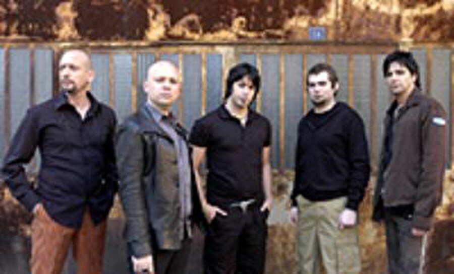 Cemil Demirbakan - Yüksek Sadakat
Cemil Demirbakan ile başlayan kariyerleri sonrasında Demirbakan'ın ayrılma kararıyla yeni bir solist ile devam etti. Grup yeni gelen solist ile bir zaman sonra yollarını ayırdı ve 3. solistleri ile yollarına devam ediyor.