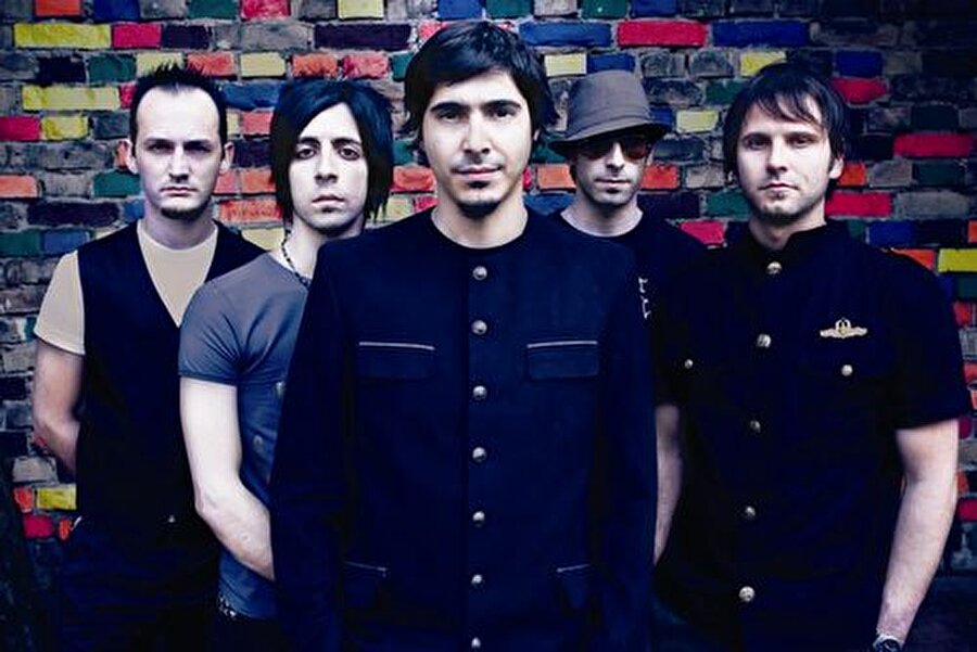 Efe Yılmaz - maNga
İçlerinde bir dj barındırma özellikleriyle de farklılıklarını gösteren grup başarılı çalışmalarıyla da oldukça popülerdiler fakat 2013 yılında grubun dj'i olan Yılmaz, gruptan ayrılma kararı aldı ve kişisel kariyerine yöneldi. Grup 4 kişi olarak kariyerine devam ediyor.