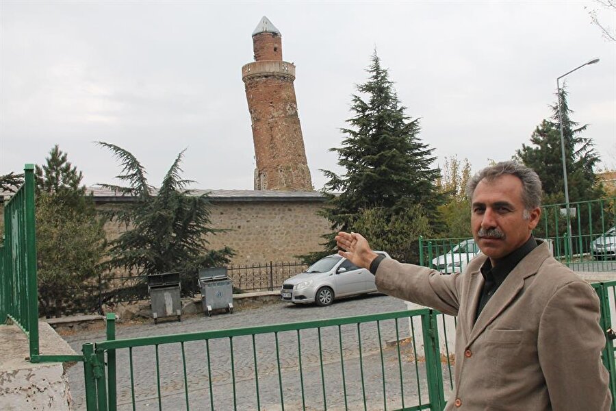 
                                    Eğri minare ile ilgili bilgi veren Fırat Üniversitesi Eğitim Fakültesi Öğretim Üyesi Doç.Dr. İsmail Aytaç, “Harput Ulu Cami'nin miladi olarak bin 157 yılında inşa edildiğini biliyoruz. Artuklu hükümdarı Fahrettin Karaaslan tarafından yaptırıldığı belli olan Harput Ulu Cami ile ilgili çok sayıda vakfiye ve arşiv kayıtlarımızda var. Büyük Selçuklular'ın İran bölgesinde mimarisini oluşturduğu ustu açık avlulu Anadolu'daki ilk camilerden birisi ve minaresi tek şerefeli olma özelliğini taşıyor. Şerefeden sonrası 18. yüzyıllarda yıkılmıştır, sırsız tuğla ile dekorasyon yapılmıştır” dedi.
                                