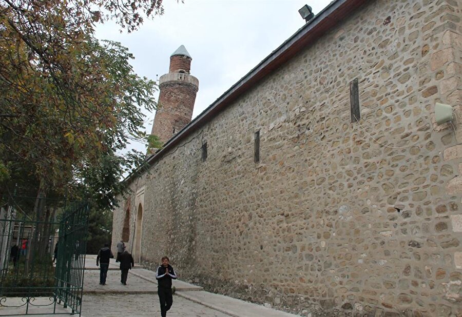 
                                    Bir minareyi hiç bir mimarın eğri yapmayacağını da anlatan Aytaç, ”Eğri yapıldığı zaman yıkılma durumunda can riski taşır. 850 yıllık bir yapıdan bahsediyoruz. Zamanla depremler ve zemin oynamasıyla, yıkılma, eğilme riski oluşuyor. Ulu Cami'deki bu minarenin de öyle olduğunu tahmin ediyoruz. Şerefeden sonrası zaten orijinal değil, petek ve külah kısmı eğrelti duruşundan da belirli. Fakat bunun da daha restorasyonu uygun bir mantıkla üst kısmında yeniden elden geçirilmesi lazım. Çünkü çok sıradan tuğlalarla kapatılmış. Minarenin eğriliğini koruyarak ne yapmak gerekiyorsa yapmakta fayda var” diye konuştu.
                                