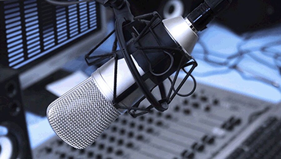 Radyo programcsı
Ailelere anlatmanın yolu: Herhangi bir radyo programını yönetmek ve müzikleri, konukları seçerek yayın akışını hazırlamak.