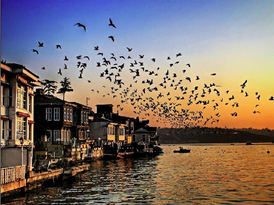 Beykoz
Kos farsçada köy anlamına gelmekle birlikte, Antik çağlarda şehrin ismi Amykos'dur. İsmi hakkında çok çeşitli rivayetler olsa da semtte oturan ünlü kişilerden dolayı yöreye Beykos denildiği ve ismin zamanla Beykoz'a dönüştüğü varsayılmaktadır.