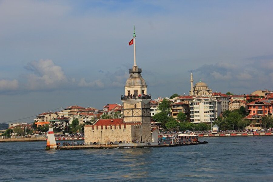 Üsküdar
Bizans devrinde, asker kışlaları şehrin Anadolu yakasında yer aldığı için semt Skutarion yani asker kışlaları diye anılıyordu. Bu isim yüzyıllar içinde Üsküdar'a dönüştü.