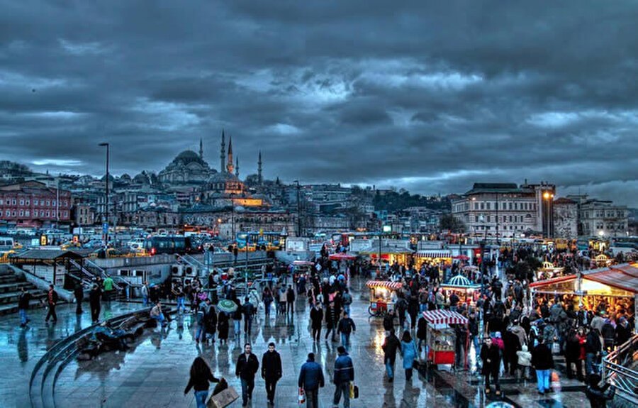 Eminönü
Fatih Sultan Mehmet'in İstanbul'u fethinden sonra bu bölgede 'Gümrük Emirliği' binası bulunduğu için 'Eminlik Önü' diye anılmaya başladı. Ve zamanla bugünkü haline aldı.