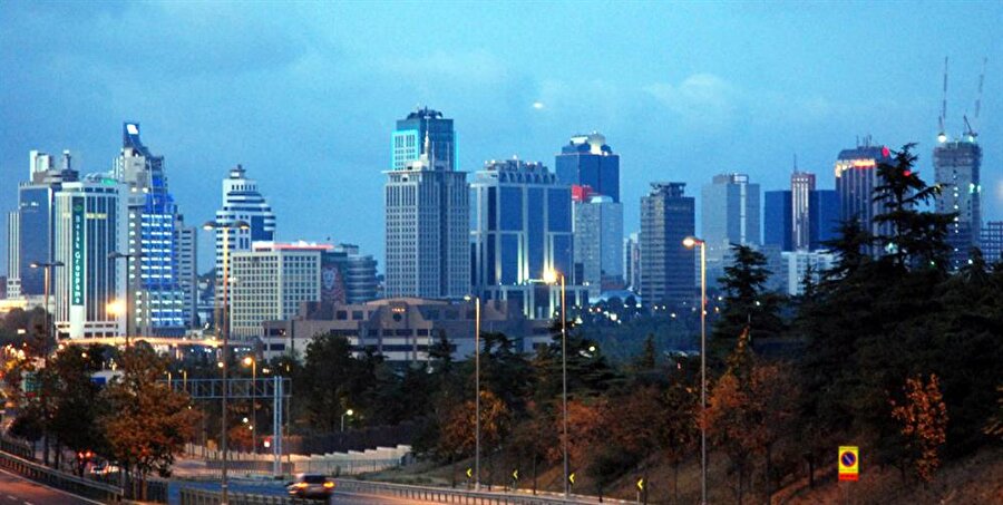 Maslak
Osmanlı döneminde büyük su depolarına "maslak" denilmekteydi. Rivayet o ki semtin ismi  su depolarının burada bulunmasından gelir.