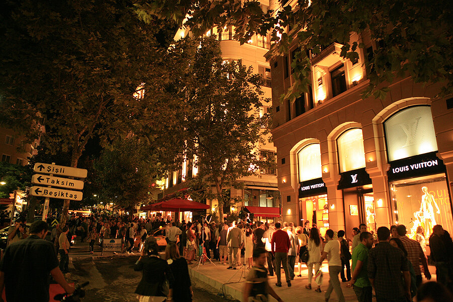 Nişantaşı
Osmanlı döneminde atış talimi veya yarışlarda atılan okun düştüğü yere hatıra olarak dikilen kitabeli taşlara "nişantaşları" denilirdi. Bu yerlerden birisi de III.Selim ve II.Mahmud'un ilgi odağı olan bugünkü Nişantaşı civarıydı.