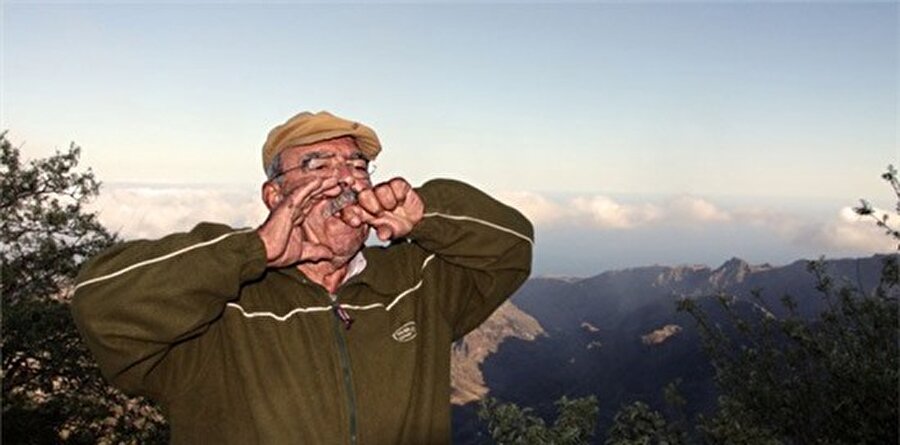 Silbo Gomero: Islık ile uzaktan anlaşma
İspanya'daki kanarya adaları yerlileri tarafından konuşuluyor. Silbo Gomero dilinin alfabesi sadece 2 sesli harf ve 4 sessiz harften oluşuyor ve ıslık çalarak telaffuz ediliyor. Uzaktan anlaşmaya dayalı bir yapıya sahip.