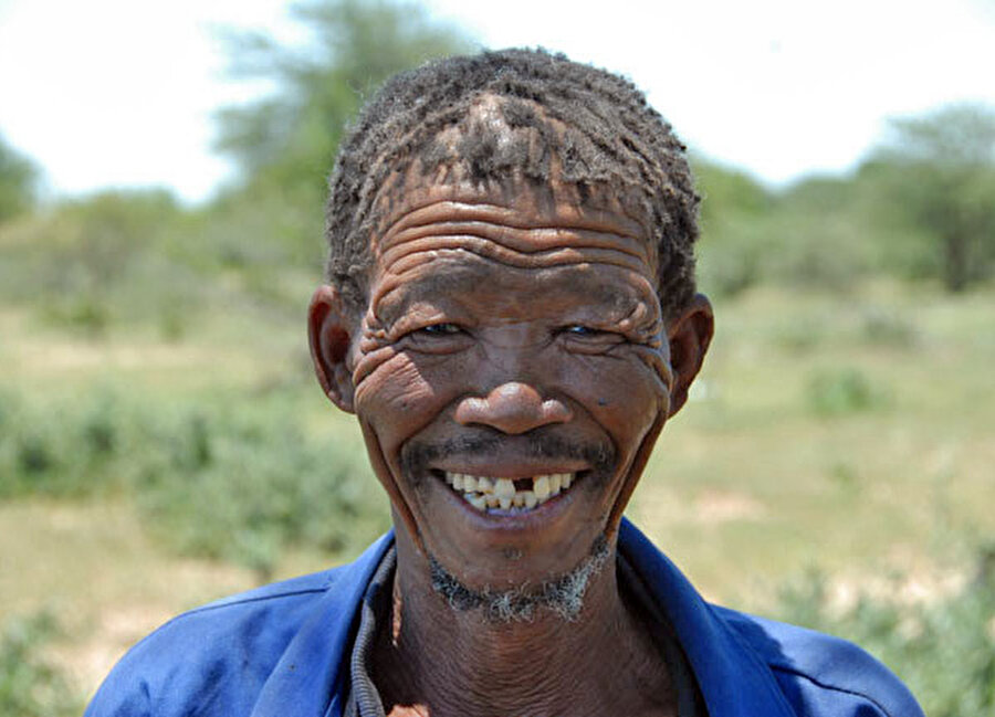 !XÓÕ: 122 sessiz harf ile "tıklama" esaslı dil
Afrika'da konuşulan bu dilde 122 sessiz harf var. 'Tik' ya da 'tak tak' gibi 43 tıklama sese sahip. Namibia ve Botswana bölgelerinde ortalama 3000 yerli tarafından konuşuluyor.