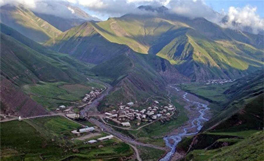 Archi: Bol çekimli dil
Rusya'nın Archib köyünde konuşulan bu dil her düzeyde büyük örnekler ve istisnalarla dolu. 27 sesli ve 74-82 arası sessiz harfe sahip olan bu dili çocuğunuz dil bilgisi hakkında şikayet ettiğinde onun gözünü korkutmak için kullanabilirsiniz.