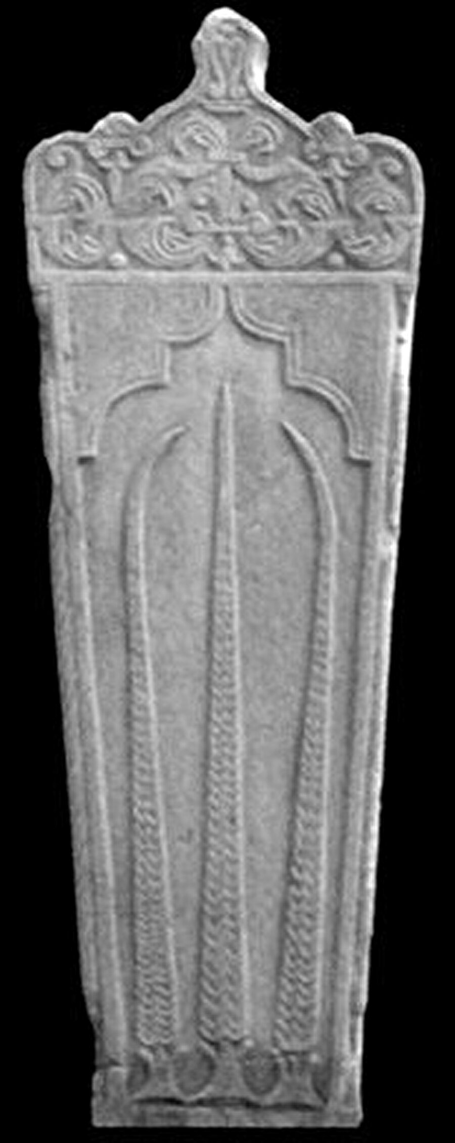 Servi içinde servi motifi
Mezar taşı üzerindeki servi içinde servi motifi, doğumda ölen kadını ve doğurduğu kız çocuğunu temsil etmektedir.
