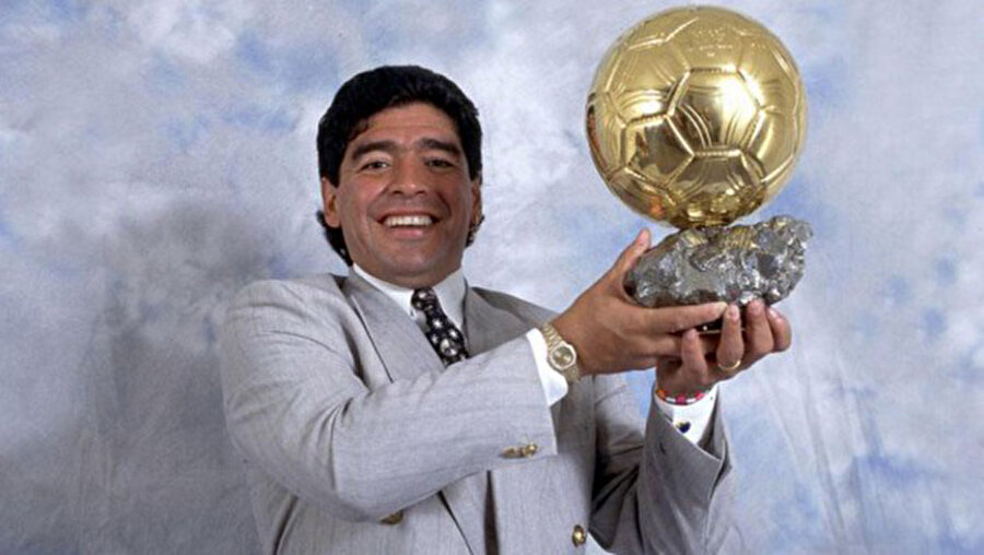 Maradona
"Bunun politik olduğunu söylemekten yoruldum artık. Messi veya Ronaldo ödülü kazanmayı hak etmediği zaman bile, onların sponsorları türlü politik oyunlarla bunu sağlıyorlar."
