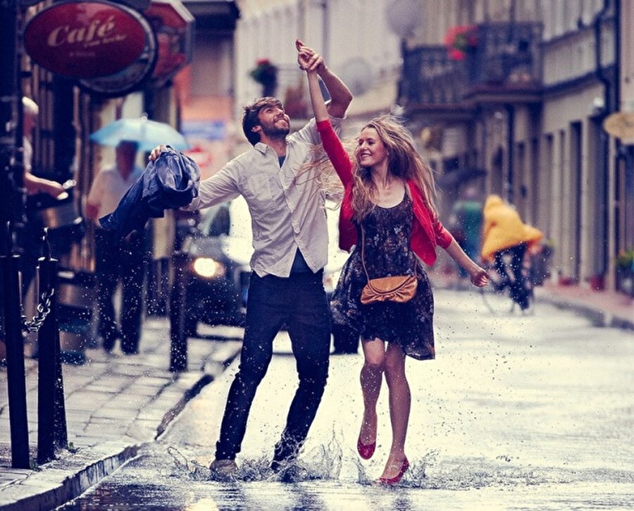 Yağmurda dans edin

                                    Hiç bilmediğiniz bir şehirde yağmur altında, özgürce dans edin.
                                