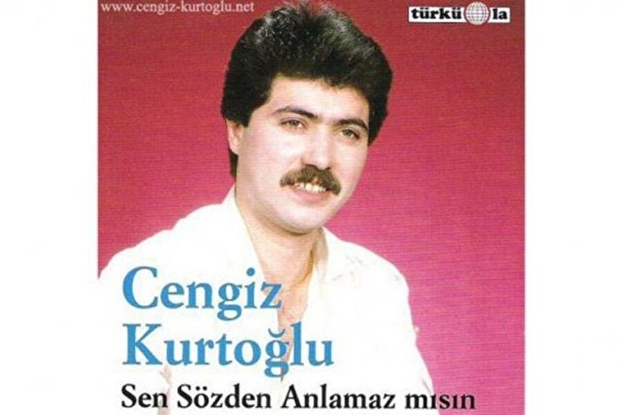 1984'te ilk albüm 

                                    
                                    
                                    982 yılında İstanbul'a gelerek ilk kaydını yapan Kurtoğlu, 1984'te de ilk albümü Sen Sözden Anlamaz Mısın ile ilerde hayranları tarafından "yaşayan efsane" olarak adlandırılacağını bilmeden yola koyuldu.
                                
                                
                                
