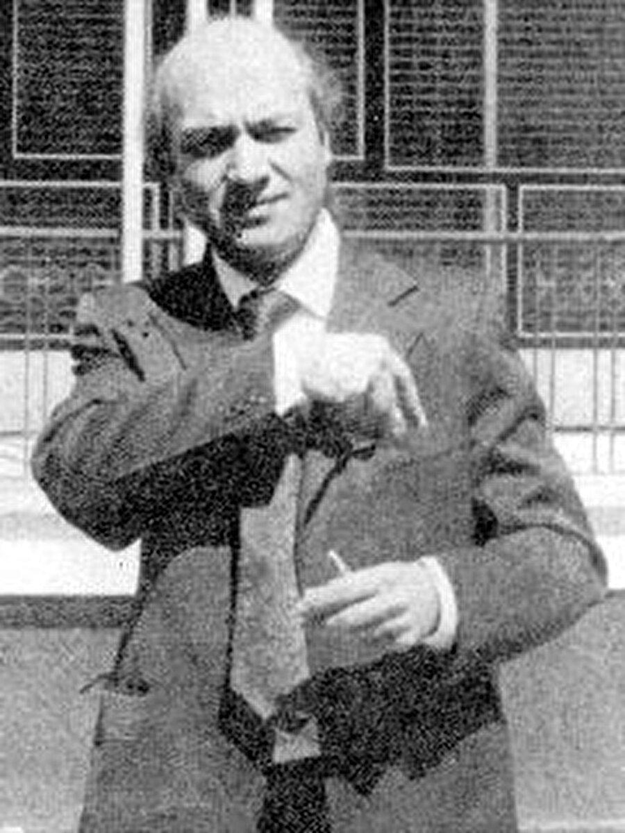 Bugün yanlış algılamalar dönemi sona ermiştir. Bu dönem tabii olup her insan, olgunlaşma ve gelişme seyrinde bu dönemden geçer. Psikologlar şöyle der: Çocuk, başlangıçta mesela susuzluğunu belirtmek için çeşitli hareketler yapar, bin bir türlü hal içine girer, yüzlerce çeşit el ayak çırpar, onlarca çeşit ses çıkarır, bağırır. Her aşamada onun fazladan hareket, ses ve hallerinde azalma olur. Bu ses ve hareketlerin boşuna olduğunu yavaş yavaş anlar ve onları tekrarlamaz. Böylece istediğini elde etmek için ağlamak, tepinmek, az ses çıkarmak ve nihayet su sözcüğünü telaffuz etmek gibi tek ses veya hareketi seçme dönemine erişir. Toplum da böyledir. Toplum, tabii olayların bilimsel nedenlerini bulma veya mabuda inanma yoluyla sayısız ve kimi zaman da komik 'yanlış algılamalar' aşamasından geçerek yavaş yavaş seçimlerini ve yargılarını düzeltir, sonunda tevhide ulaşır.

                                    
                                    
                                
                                