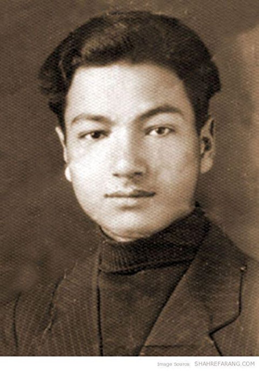 Halkımız, Marksist bir çehreyle ilgili nasıl bir tasavvura sahiptir? Batı'ya özenen, oldukça Batıcı, din, ahlak, maneviyat, edep ve edebiyat karşıtı tutucu iddia sahibi, epey bir "şey" bilen, alemin ve insanın bütün sorunlarını kendisi için hallolmuş gören ama hayatı da hep acılarla dolu bir genç! Tıpkı erguvan gülünün adını Hafız ve Sadi'nin divanından öğrenmiş eski şairlerimiz gibi. Onlar yazdıkları şiirlerde, ince hislerle, şairane latifmecaz, teşbih ve istiarelerle onları kullanırlar. Fakat güzelliğine sahip oldukları aşktan dolayı sevgililerinin renk, yüz ve kokusunu aşk benzettikleri o güller, milli bir bağ ve bahçede gözlerinin önünde dursa tanımazlar; bahçıvan onlara tanıtsa dahi, belki yine onları kötü görecekler.

                                    
                                    
                                
                                