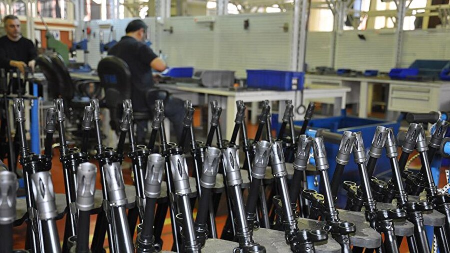 Tamamen yerli imkanlarla geliştirilen Türkiye'nin ilk milli silahı MPT-76'nın seri üretimine de MKEK Kırıkkale Silah Fabrikasında başlandı. 4 kilo 180 gram ağırlığındaki silahın etkili menzili 600 metre, dakikadaki atım sayısı 700 mermi ve merminin ilk hızı saniyede 800 metre.