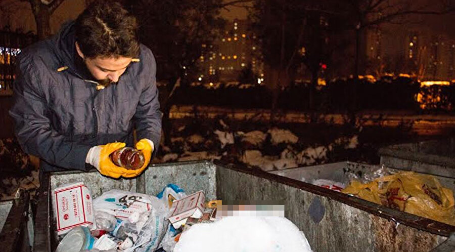 Birbirlerine çok yakın olan Küçük Armutlu'da ve Etiler'deki konteynerlerin incelenmesi sonucu: Küçük Armutlu'dan Etiler'e geçtik ve kutu sütler birden günlük süte döndü. Sigaralar kaçak değil; en pahalı markaydı

                                    
                                    
                                    Umut Yiğit'le önce Küçük Armutlu'daki, sonra da Etiler'deki konteynerleri inceledik. Bu iki yeri seçmemizin nedeni, birbirlerine çok yakın olmalarına rağmen bambaşka gelir seviyesinden insanların yaşamasıydı. Küçük Armutlu'da en çok soğan artığı bulduk. Bu, evde yemek yapıldığını gösteriyordu. İki litrelik gazlı içecekler de burada daha çok ailelerin yaşadığını ve/veya evdeki nüfusun kalabalık olduğunun işaretiydi. 

- Zengin de olsanız, fakir de olsanız, bulaşık deterjanı misafirin görmediği bir şey. O yüzden zenginler de ucuzunu alır

Küçük Armutlu'dan Etiler'e geçtik ve kutu sütler birden günlük süte döndü. Sigaralar kaçak değil; en pahalı markaydı. Üst gelir sınıfına hitap eden süpermarketten alınan dört liralık ekmek artıkları vardı. Buna karşılık Etiler'de de bulaşık deterjanı piyasadaki en ucuz markaydı. Yiğit, “Zengin de olsanız, fakir de olsanız, bulaşık deterjanı misafirin görmediği bir şey. O yüzden zenginler de ucuzunu alır” diyor. Küçük Armutlu'da ayçiçek yağı 5 lt.'lik tenekesiyle, pirinç çuvalla alınırken, Etiler'de her ürün litrelik veya kiloluk çıktı. Gelir seviyesi yükseldikçe, peynir çeşidi de arttı.
                                
                                
                                