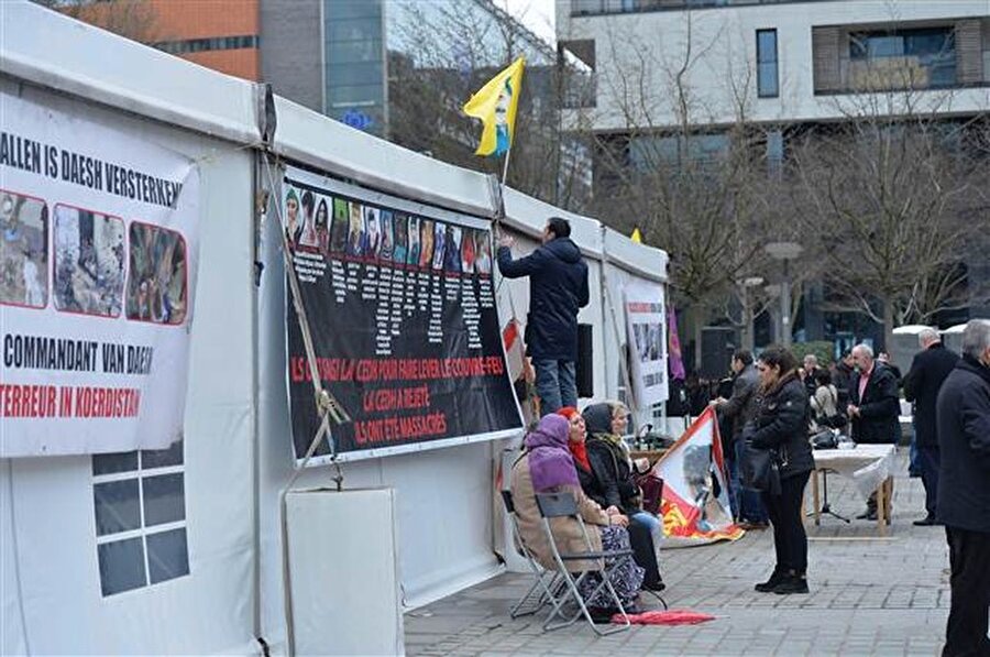 4. Belçika yönetiminin terör örgütü PKK’ya verdiği izinle PKK çadırı kuruldu

                                    Ankara'da 13 Mart'ta yaşanan terör saldırısından sadece iki gün sonra Belçika yönetimi skandal bir karara imza atarak, Brüksel'in göbeğinde PKK çadırı kurulmasına izin vermişti.Üzerindeki terör örgütünü simgeleyen bez parçaları bulunan çadır, Belçika polisi tarafından da korunmuş, terör örgütü yandaşları geceleri çadırın önünde nöbet tutmuştu.İstanbul'da bir bombalamanın emrini verdiği gerekçesiyle kırmızı bültenle aranan terör örgütünün Belçika'daki liderlerinden Remzi Kartal da bu çadırda basın toplantısı düzenlemişti.